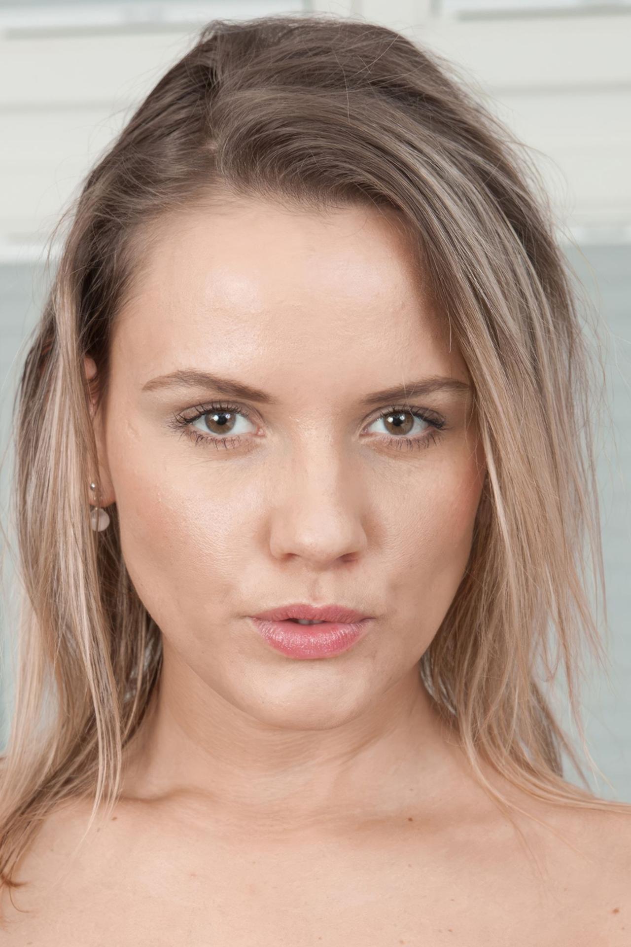 Regina Sweet Fisting