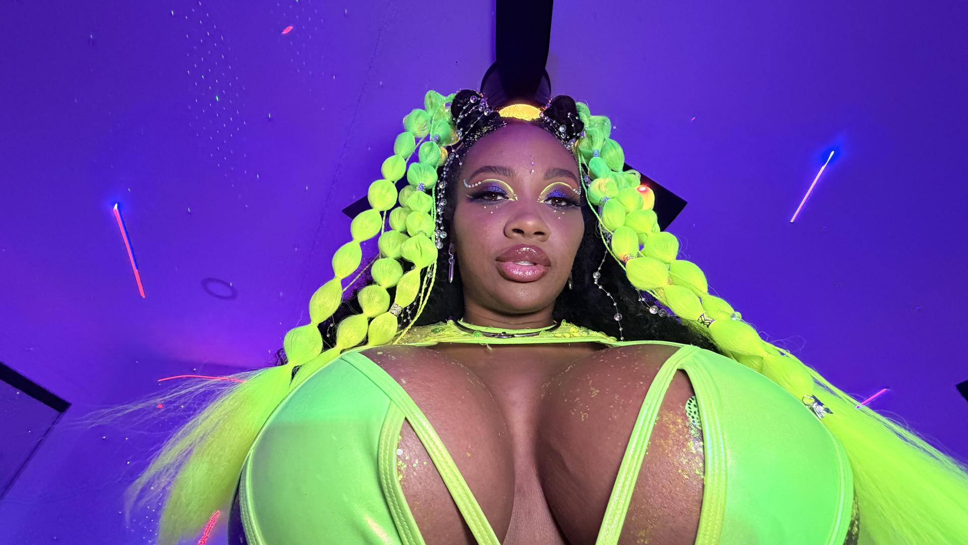 Big Boobie Bunny Tia Drops Low For Brian's Bass!